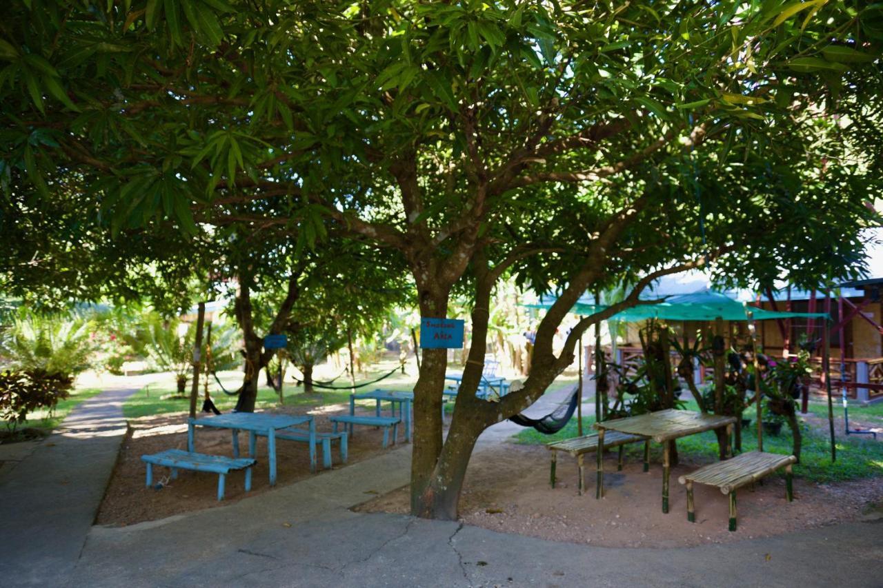 Fat Monkey Hostel Đảo Đảo Coron Ngoại thất bức ảnh